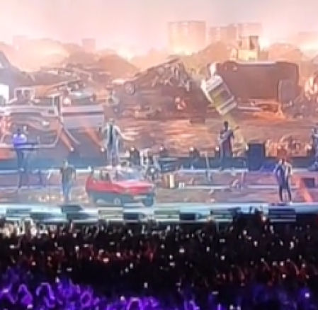 Estopa saca al escenario de la Cartuja un Seat Panda, protagonista de su canción “Por la raja de tu falda”