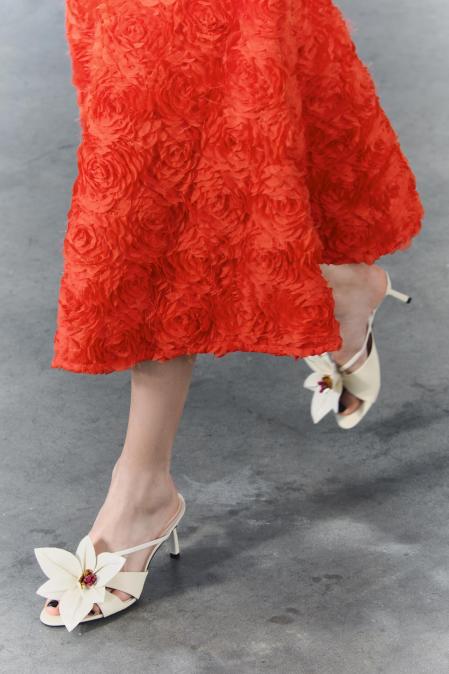 Las sandalias con tacón y flor en 3D de Zara