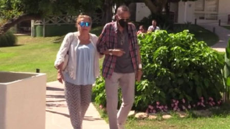 Mayte Zaldívar, del brazo de Julián Muñoz, lo acompaña mientras sale del hospital tras recibir el alta