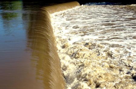 Abundante agua en Torelló.