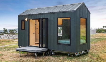 Freedom, la compacta minicasa rodante que ofrece todo lo que necesitas en el mínimo espacio.