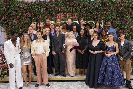 Los actores y actrices en el estreno londinense de la segunda parte de la tercera temporada de 'Los Bridgerton'