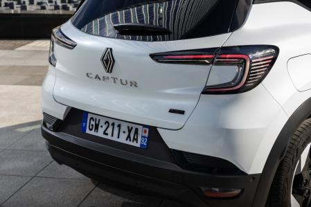 La zaga del Captur exhibe tulipa de los pilotos transparente, el nuevo logotipo de Renault y un difusor rediseñado&nbsp;