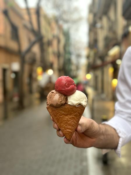 En Morreig combinan su oferta de pastelería y heladería sirviendo las bolas en brioches calientes o masas de croissant triangulares