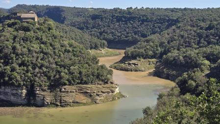 El agua del meandro del Ter, en la cola del pantano de Sau, de dos colores por los sedimentos arrastrados.