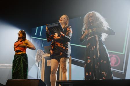 Sasha Costanza-Chock, en el centro, durante su performance