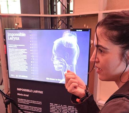 Maria Arnal frente al proyecto 'Impossible larynx' del Barcelona Supercomputing Center