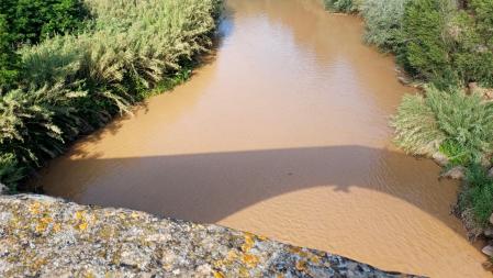 El Llobregat de color chocolate en Castellbell i el Vilar.