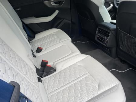 La presentación del túnel de la transmisión resta espacio para poner los pies al pasajero central&nbsp;