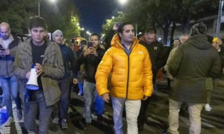 Vito Quiles, con megáfono en mano, junto a Alvise Pérez, durante una protesta ante la sede de Ferraz en contra de la amnistía, hace meses.