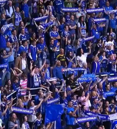 La afición del Oviedo cantando al unísono 'Volveremos'