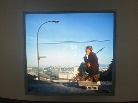 El pensador, una fotografía fechada en 1986 de Jeff Wall, en su obra Cuentos imposibles