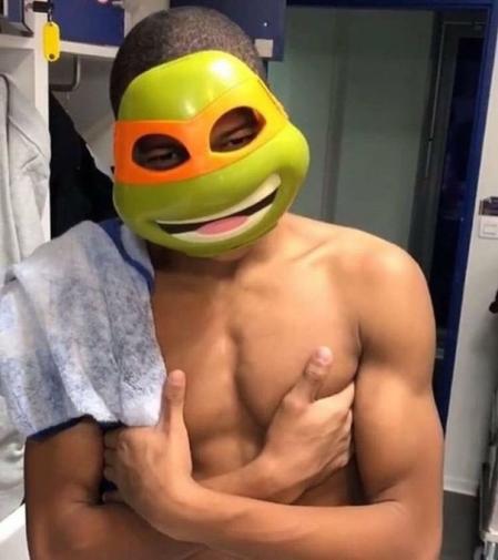 Mbappé posando con el regalo de sus excompañeros cuando jugaba en el PSG