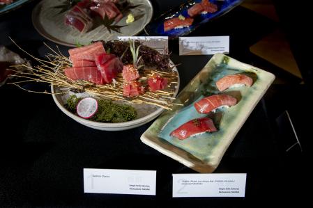 Piezas de sushi presentadas por Sergio Solís