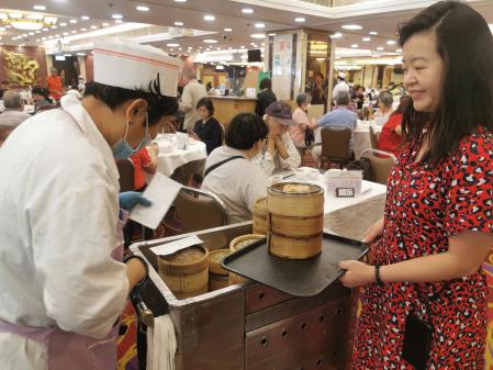 Virginia, una guía hongkonesa, en el restaurante London