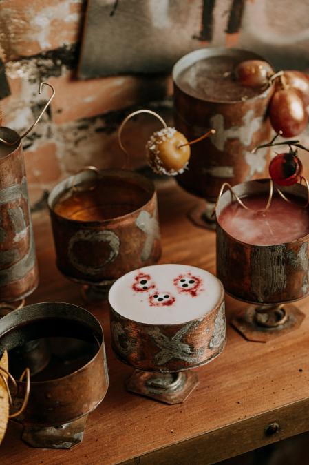 Los vasos metálicos donde se sirven los cócteles de El Bestiari son artesanos, y los han creado los propios impulsores del proyecto