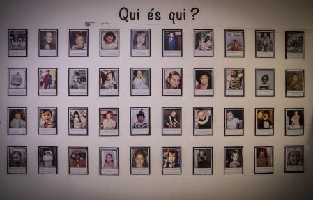Un mural con fotos de la infancia de las maestras y maestros
