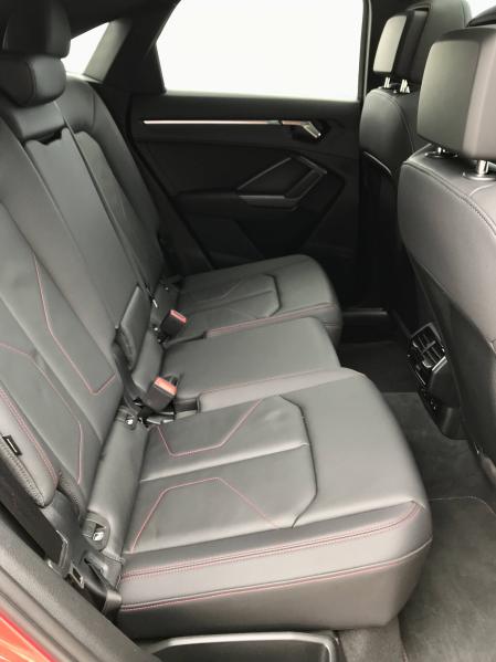 La base de la plaza central de la banqueta trasera es más estrecha que las otras dos 