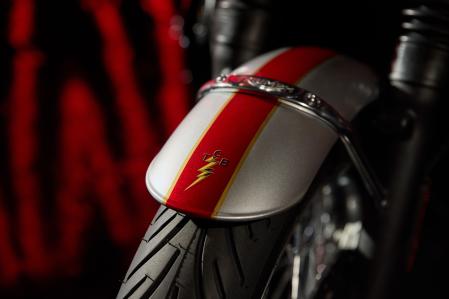 Inscripción “TCB” sobre la silueta de un rayo grabada en el guardabarros delantero.