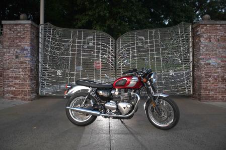 La moto está repleta de detalles refinados, como la clásica insignia de tres barras del depósito o las aletas mecanizadas del motor, siempre fieles a la icónica Bonneville de 1959&nbsp;