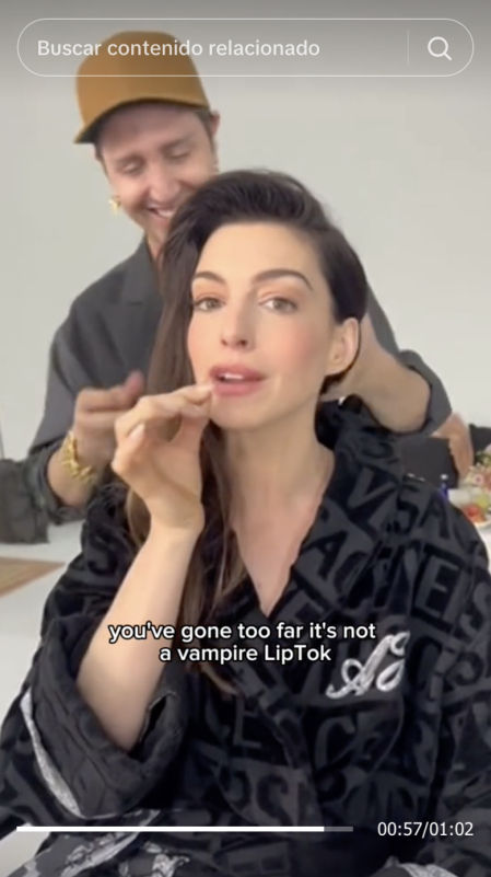 Anne Hathaway muestra el truco de la horquilla para dar volumen a sus labios