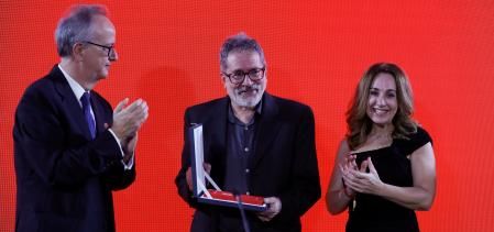 César Aira recibiendo el premio Formentor 2021 de manos de Simón Pedro Barceló y Marta Boadas, en Sevilla&nbsp;