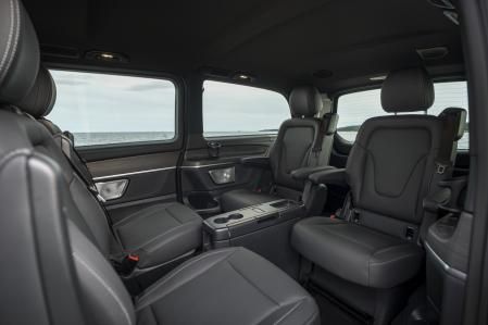 El espacio interior permite que puedan viajar cómodamente hasta ocho personas y existen diferentes opciones de asientos, siempre con máximo lujo y confort 