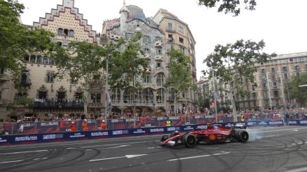 El Ferrari en el paseo de Gracia.