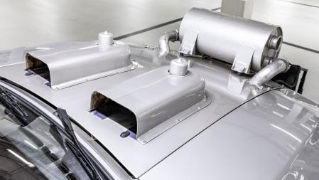 Dos ventiladores extraían el aire caliente del vano de este Porsche 928 al pulsar un botón. El motor estaba casi completamente encapsulado para aislar el ruido que no se podía reducir 