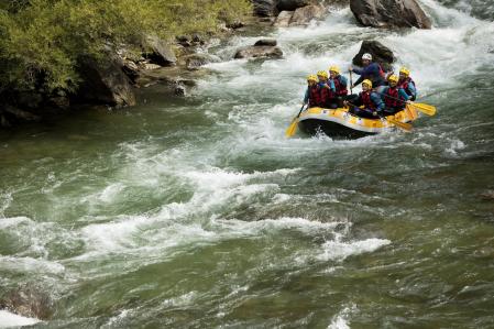Unos jóvenes practican rafting en la Noguera Pallaresa