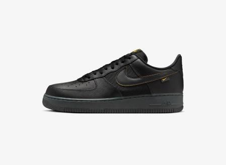 Nike Air Force 1 '07 negras signo amarillo