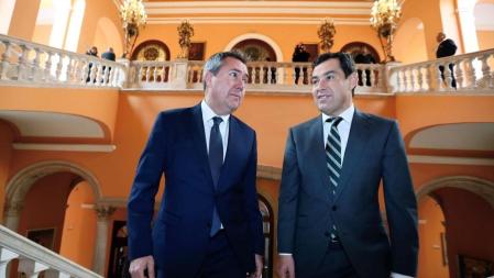 Juan Espadas y Moreno Bonilla en el Ayuntamiento de Sevilla
