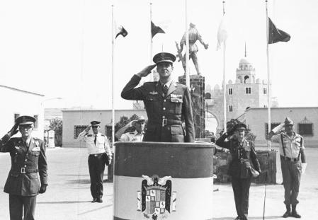 El príncipe Juan Carlos presidió el desfile en su honor como jefe de Estado interino