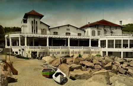 El hotel Colon desde el Mar .