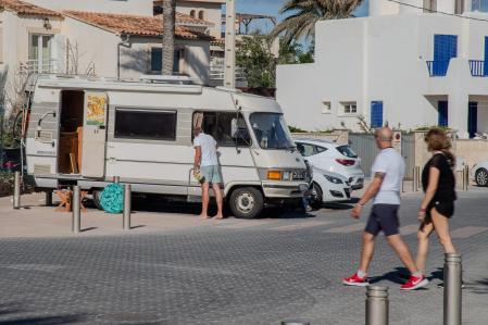 Una autocaravana, junto a la playa de Ciudad Jardín, en Palma&nbsp;