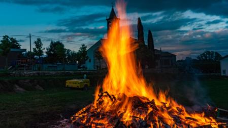 Hoguera de Sant Joan en Santa Cecília de Voltregà.