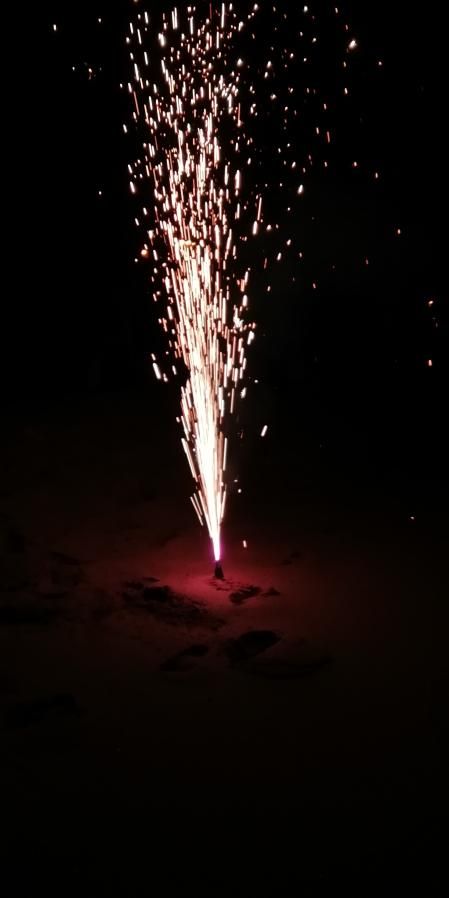 Fuego de la verbena en la playa de la Barceloneta.