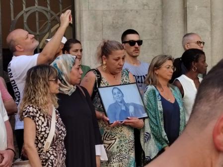 Minuto de silencio en el ayuntamiento de Girona en recuerdo de la fallecida, que era auxiliar de cocina en un centro de acogida para sintechos