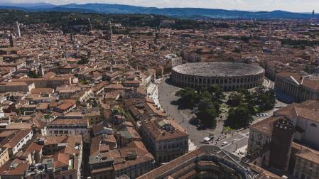 Vista aérea de la Arena de Verona y del casco histórico de esta ciudad del Véneto