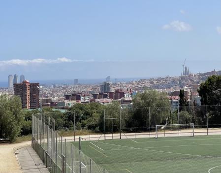 Campo de fútbol y vista panorámica de Barcelona desde Brafa, donde aparecen los cuatro edificios mas altos de Barcelona. Torre Mapfre (154 m), Hotel Ars (154m), Torre Glòries (144 m) y la Sagrada Familia (138 m, provisional). Cuando se culmine el templo, la torre más alta hará 172,5 m y se convertirá en el edificio más alta de Barcelona.