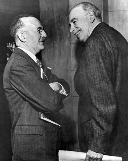 White (izquierda) junto a John Maynard Keynes.