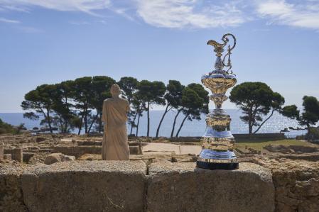 El Auld Mug, el trofeo emblema de la Copa del América, junto a otro emblema de l'Escala, la estatua del Esculapio, en el yacimiento greco-romano de Empúries.