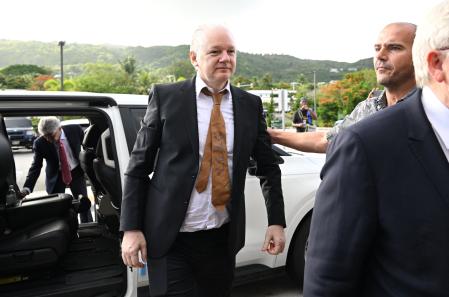 El fundador de WikiLeaks, Julian Assange, llega a una audiencia judicial en el Tribunal Federal de Estados Unidos en la Commonwealth de las Islas Marianas del Norte en Saipan, Islas Marianas del Norte, el 26 de junio de 2024, después de llegar a un acuerdo de culpabilidad con las autoridades estadounidenses. El fundador de WikiLeaks, Julian Assange, aterrizó en suelo estadounidense el 26 de junio para afrontar una audiencia judicial final en virtud de un acuerdo de declaración de culpabilidad que se espera ponga fin a años de drama legal y le permita regresar a su Australia natal como un hombre libre.