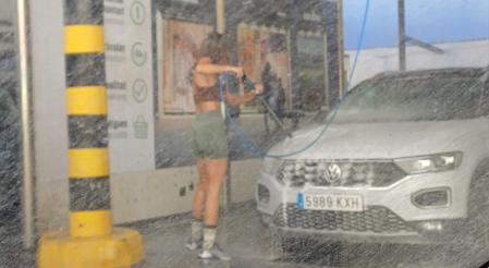 Limpiando el coche tras la lluvia de barro.