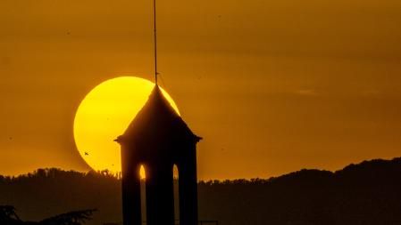 Amanecer de polvo sahariano en El Porquí, en Manlleu.