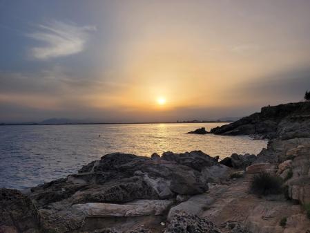 Puesta de sol con calima en Roses.