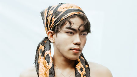 El pañuelo no tapa el flequillo para darle un aire más campestre