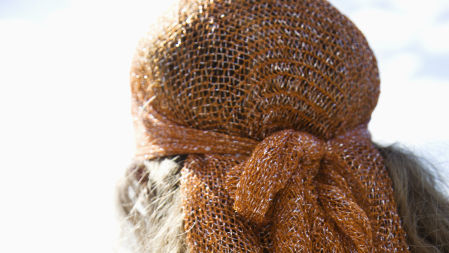 El pañuelo a lo pirata para proteger la cabeza del sol con estilo