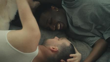 Jerrod Carmichael con su pareja, a quien engaña delante de las cámaras.