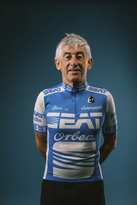Marino Lejarreta vistiendo la nueva edición del maillot del equipo Seat Orbea.